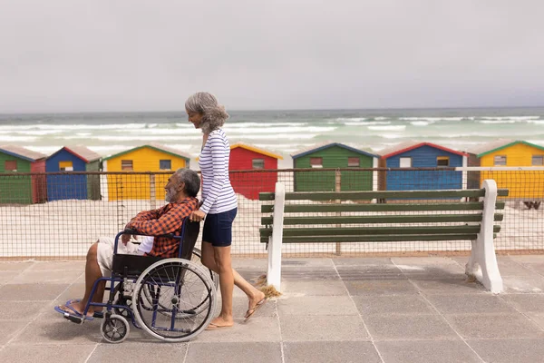 Vista Laterale Dell Uomo Anziano Disabile Della Donna Anziana Che — Foto Stock