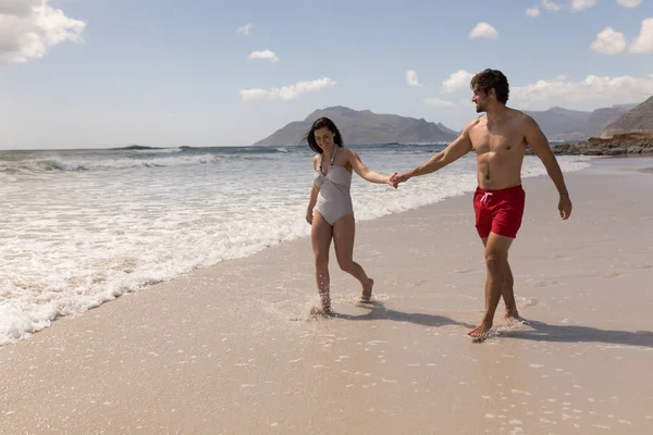 Framifrån Lyckliga Unga Paret Höll Händer Och Att Kul Stranden — Stockfoto