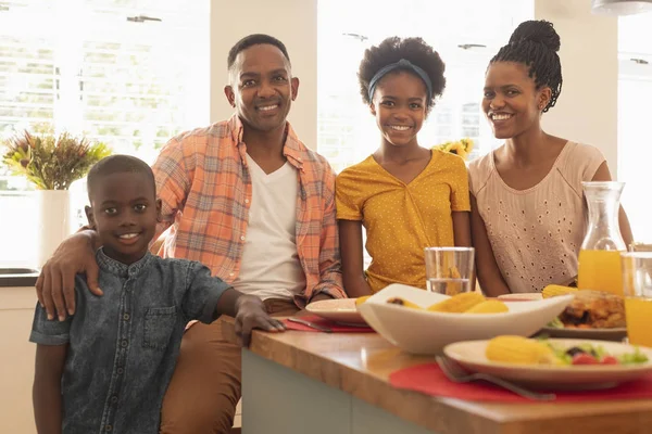 Retrato Feliz Familia Afroamericana Mirando Cámara Mesa Comedor Hogar Cómodo — Foto de Stock