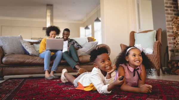 Widok Boczny Szczęśliwy African American Rodzeństwo Leżąc Podłodze Oglądanie Telewizji — Zdjęcie stockowe