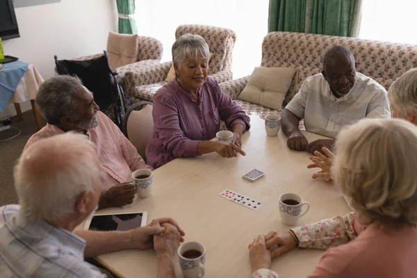 Vista Alto Angolo Gruppo Persone Anziane Che Giocano Carte Sabbia — Foto Stock