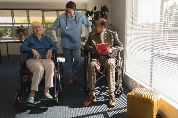 Vista Frontal Feliz Doctora Hablando Con Pareja Ancianos Discapacitados Casa — Foto de Stock