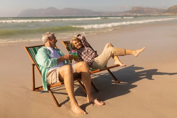 Sidovy Aktiv Senior Par Cocktail Drink Medan Kopplar Solstol Stranden — Stockfoto