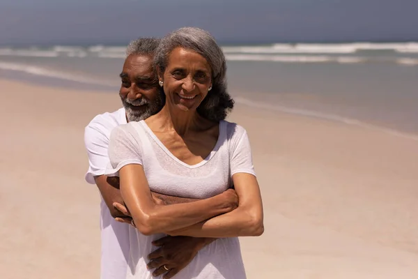 Vista Frontal Homem Sênior Abraçando Mulher Sênior Praia Sol — Fotografia de Stock