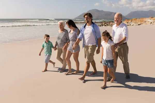 Framifrån Lycklig Flergenerations Familj Höll Händer Och Promenader Stranden Solskenet — Stockfoto