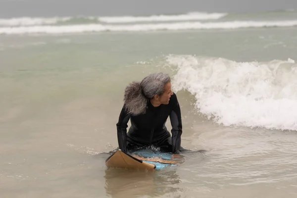 Vista Frontale Felice Surfista Anziana Seduta Sulla Tavola Surf Mare — Foto Stock