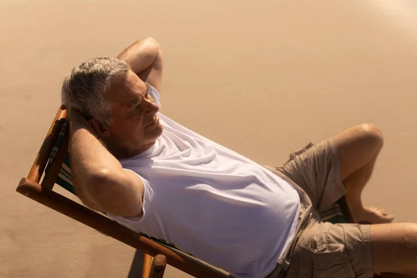 Widok Tyłu Aktywny Senior Człowieka Relaksujący Rękami Głowę Leżaku Plaży — Zdjęcie stockowe