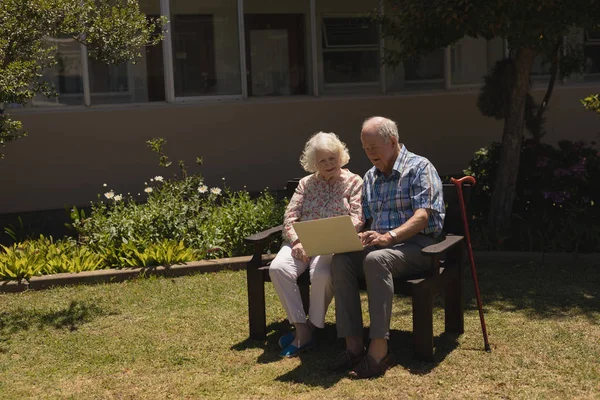 Vista Frontal Feliz Pareja Ancianos Utilizando Ordenador Portátil Sentado Banco —  Fotos de Stock