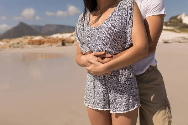 Mid Sectie Van Romantische Gelukkige Jonge Paar Omarmen Strand Zon — Stockfoto