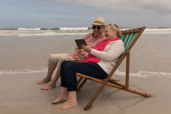 Zijaanzicht Van Actieve Senior Paar Met Behulp Van Digitale Tablet — Stockfoto