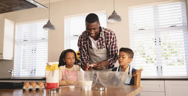 Frontansicht Eines Afrikanisch Amerikanischen Vaters Und Seiner Kinder Beim Plätzchenbacken — Stockfoto