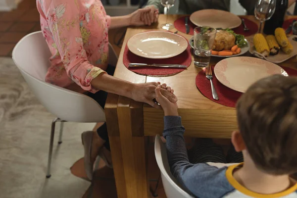 Close Van Handen Van Familie Samen Bidden Voordat Maaltijd Eettafel — Stockfoto