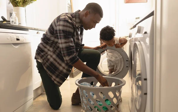 Padre Hijo Afroamericanos Lavando Ropa Lavadora Casa —  Fotos de Stock
