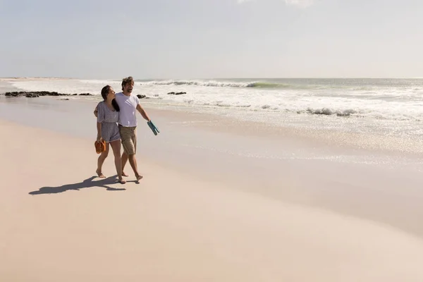 Framifrån Romantiska Unga Par Promenader Med Stranden Skor Stranden Solskenet — Stockfoto