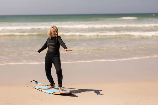 Vista Laterale Surfista Anziana Attiva Che Balla Sulla Tavola Surf — Foto Stock