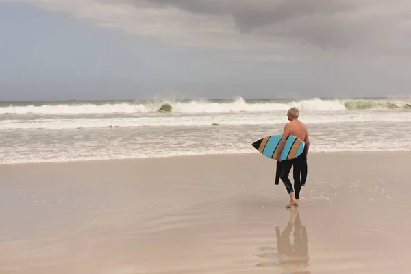 Rückansicht Eines Älteren Mannes Der Mit Surfbrett Strand Richtung Meer — Stockfoto