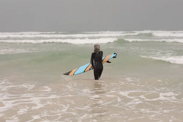 Pohled Zezadu Starší Ženské Surfař Surf Stojící Moři — Stock fotografie