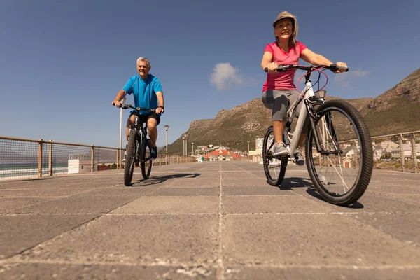 Visão Ângulo Baixo Casal Sênior Ativo Montando Uma Bicicleta Passeio — Fotografia de Stock