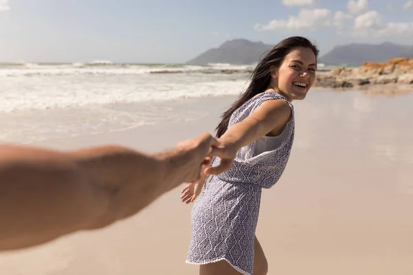 Vista Frontal Jovem Casal Feliz Mãos Dadas Praia Sol — Fotografia de Stock