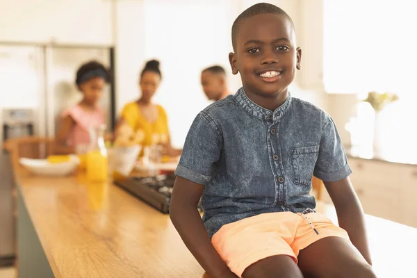 Vooraanzicht Van Gelukkig Afro Amerikaanse Jongen Zittend Eettafel Kijken Naar — Stockfoto