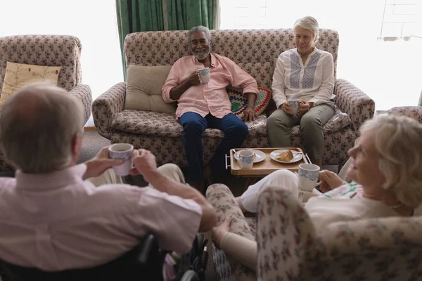 Visão Traseira Casais Seniores Interagindo Uns Com Outros Enquanto Toma — Fotografia de Stock