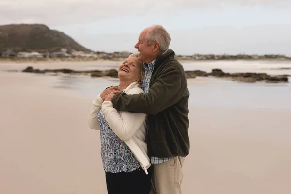 Seitenansicht Eines Aktiven Seniorenpaares Das Sich Umarmt Strand Stehend Mit — Stockfoto