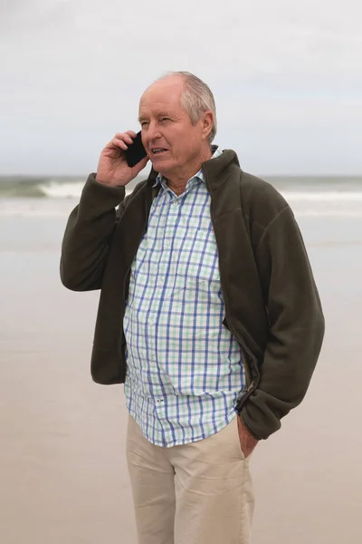 Sidovy Aktiv Senior Mannen Talar Mobiltelefon Stående Vid Stranden Med — Stockfoto
