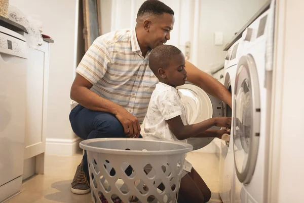 Vista Laterale Padre Figlio Afroamericano Che Lavano Panni Lavatrice Casa — Foto Stock
