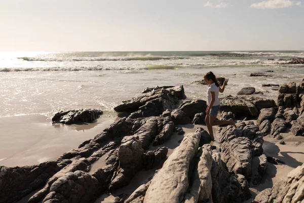 Güneş Plajı Nda Kayalar Üzerinde Yürüyen Kız Yan Görünüm — Stok fotoğraf