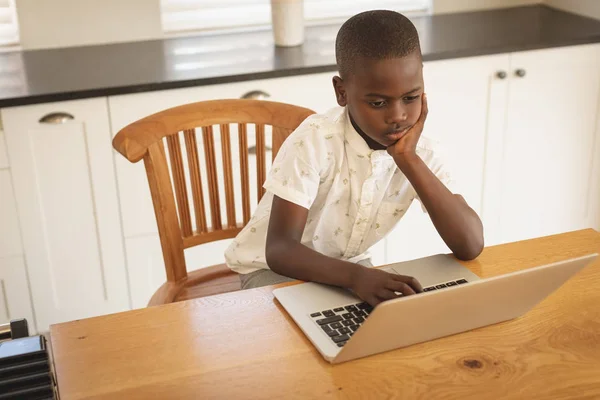 Framifrån African American Boy Använder Laptop Matbord Köket Hemma — Stockfoto