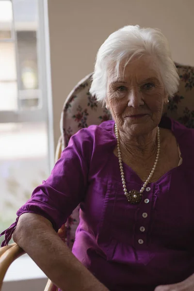 Вид Спереди Пожилой Женщины Сидящей Смотрящей Камеру Доме Престарелых — стоковое фото