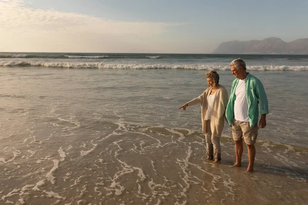 Вид Сбоку Активной Пожилой Женщины Пожилым Мужчиной Указывающим Пляж — стоковое фото