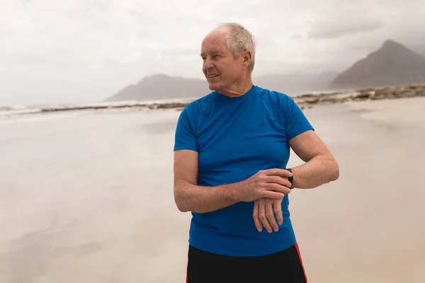 Vista Frontale Dell Uomo Anziano Attivo Con Smartwatch Spiaggia Con — Foto Stock