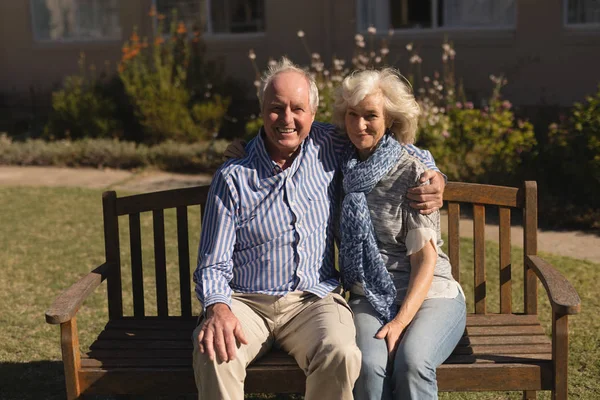 Portrait Active Senior Caucasian Couple Sitting Arm Park — Stock Photo, Image