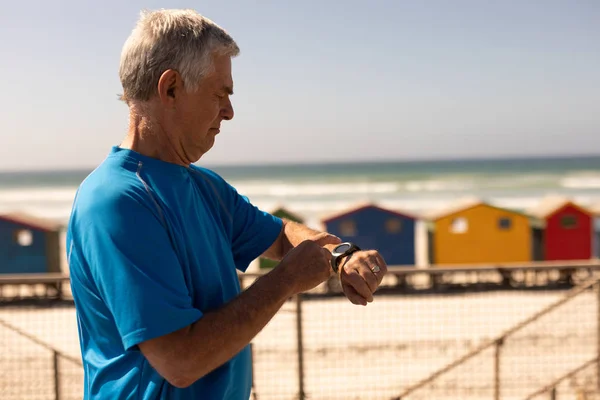 Widok Boku Aktywny Senior Człowieka Sprawdzanie Czasu Smartwatch Przy Plaży — Zdjęcie stockowe