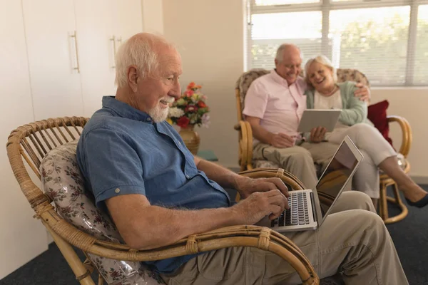 Widok Boku Aktywny Senior Człowieka Pomocą Laptopa Podczas Gdy Starszy — Zdjęcie stockowe