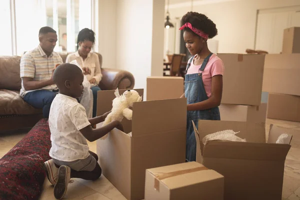 Zijaanzicht Van Afro Amerikaanse Kinderen Hun Bezittingen Ouders Zittend Bank — Stockfoto