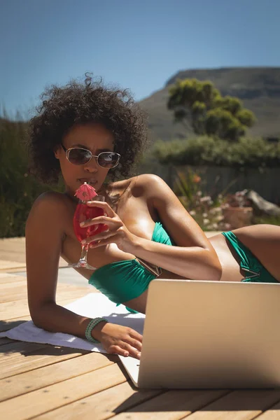 Portrait Beautiful Young African American Woman Using Laptop Her Backyard — Stock Photo, Image