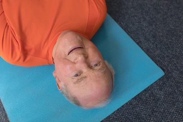 Nahaufnahme Eines Glücklichen Seniors Der Fitnessstudio Auf Einer Yogamatte Trainiert — Stockfoto