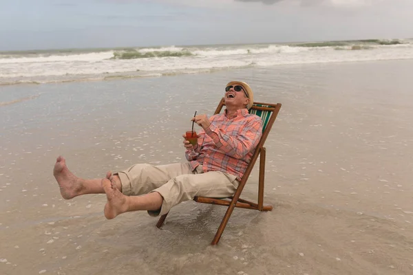 Boční Pohled Aktivní Starší Muž Koktejl Nápoj Relaxovat Lehátku Pláži — Stock fotografie