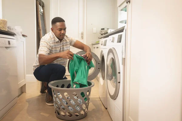 Frontansicht Eines Afrikanisch Amerikanischen Mannes Der Hause Wäsche Der Waschmaschine — Stockfoto