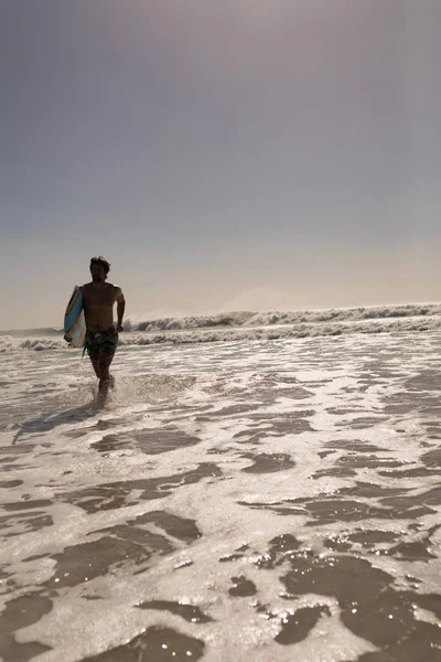Gömleksiz Genç Erkek Sörfçü Plaj Güneş Altında Çalışan Surfboard Ile — Stok fotoğraf