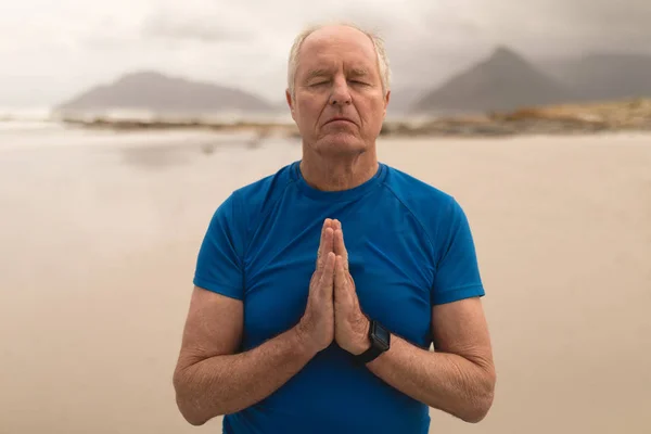 Vista Frontale Anziano Attivo Che Medita Posizione Preghiera Sulla Spiaggia — Foto Stock