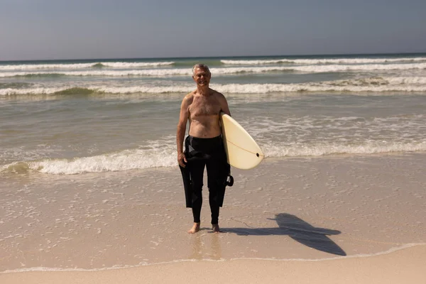 Vista Frontal Surfista Masculino Ativo Com Prancha Surf Praia — Fotografia de Stock