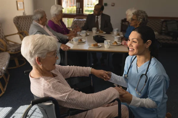 Zijaanzicht Van Gelukkig Vrouwelijke Arts Hand Hand Praten Met Uitschakelen — Stockfoto