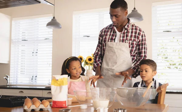 Вид Спереди Отца Детей Афроамериканцев Пекущих Кулинарные Блюда Кухне Дома — стоковое фото
