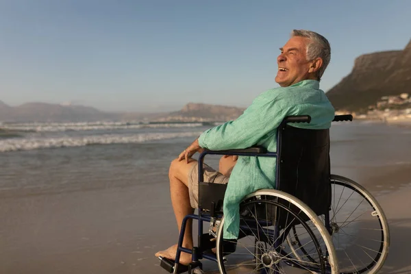 Sidovy Funktionshindrade Äldre Mannen Leende Stranden Solig Dag — Stockfoto