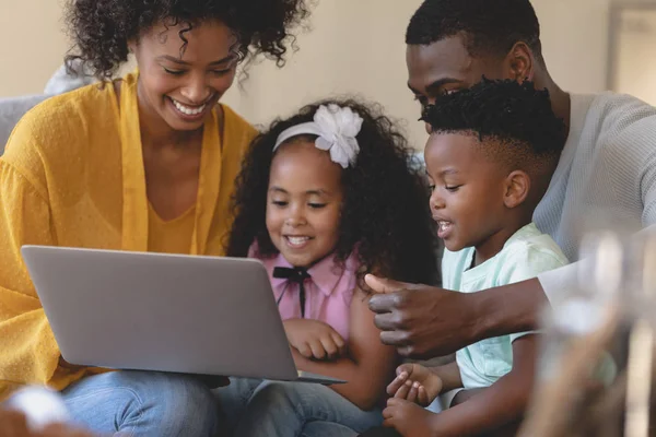 Vue Face Des Parents Afro Américains Heureux Avec Leurs Enfants — Photo