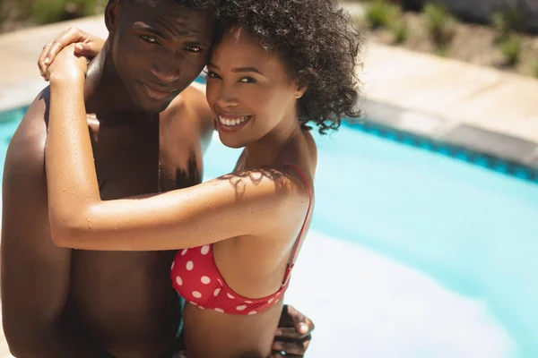 Ritratto Felice Giovane Coppia Afroamericana Che Abbraccia Bordo Piscina Nel — Foto Stock