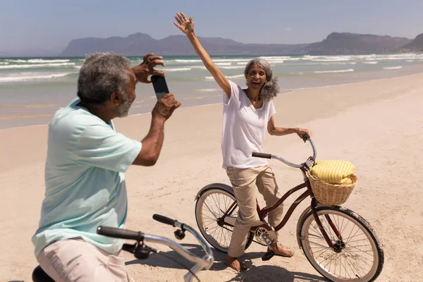 Seitenansicht Senior Mann Klicken Foto Der Seniorin Mit Handy Strand — Stockfoto